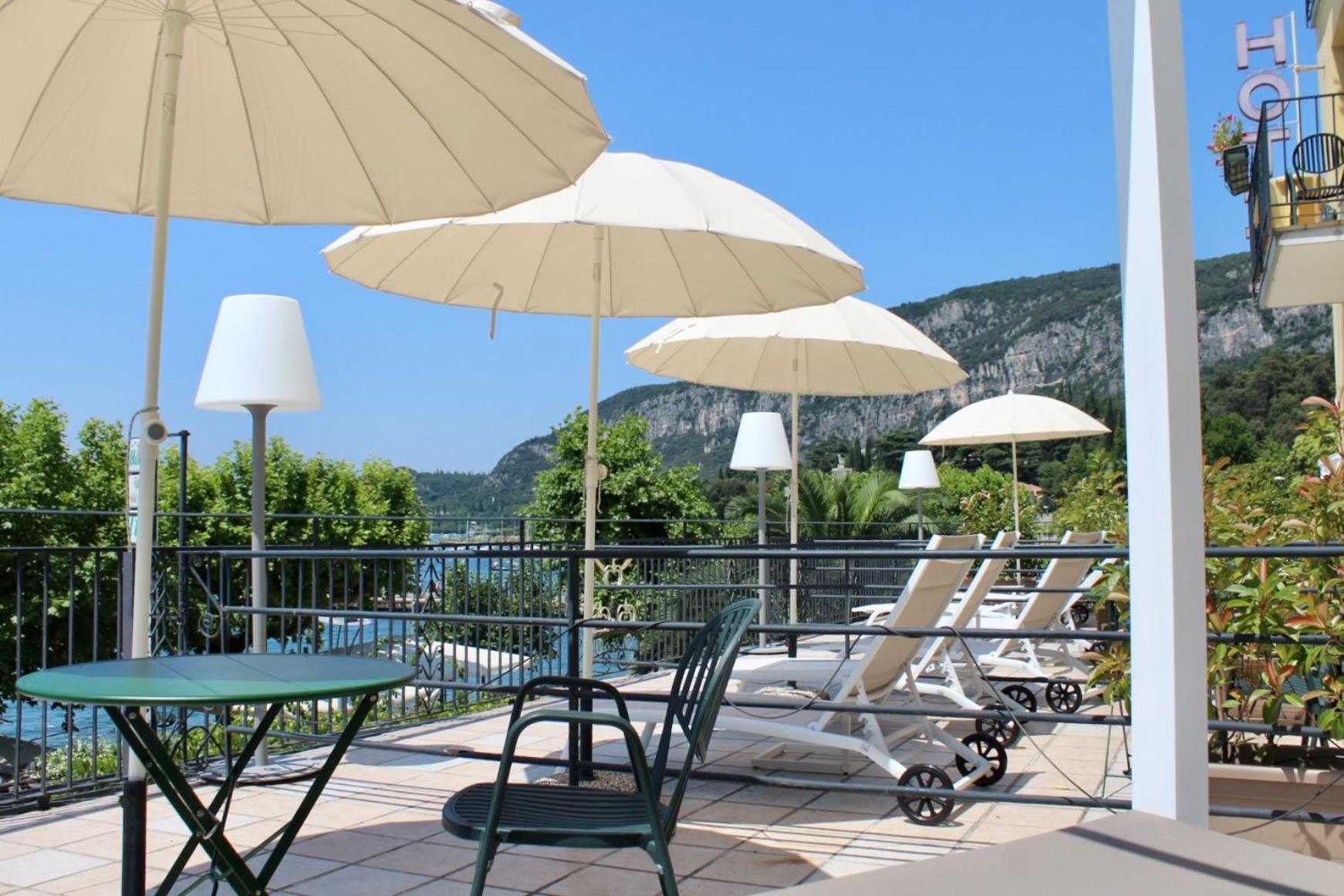 גארדה Hotel Tre Corone מראה חיצוני תמונה
